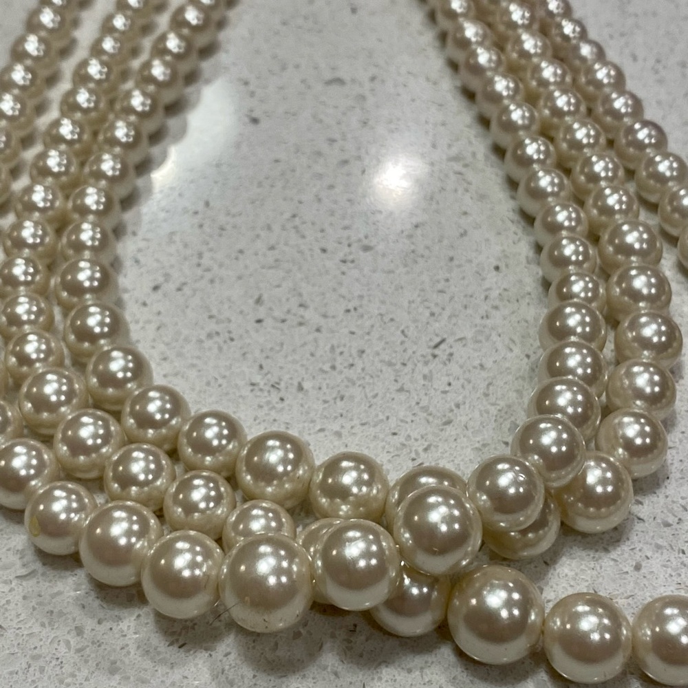 Tri- Layered Lightweight Pearl Necklace 💋 - Picture 9 of 16